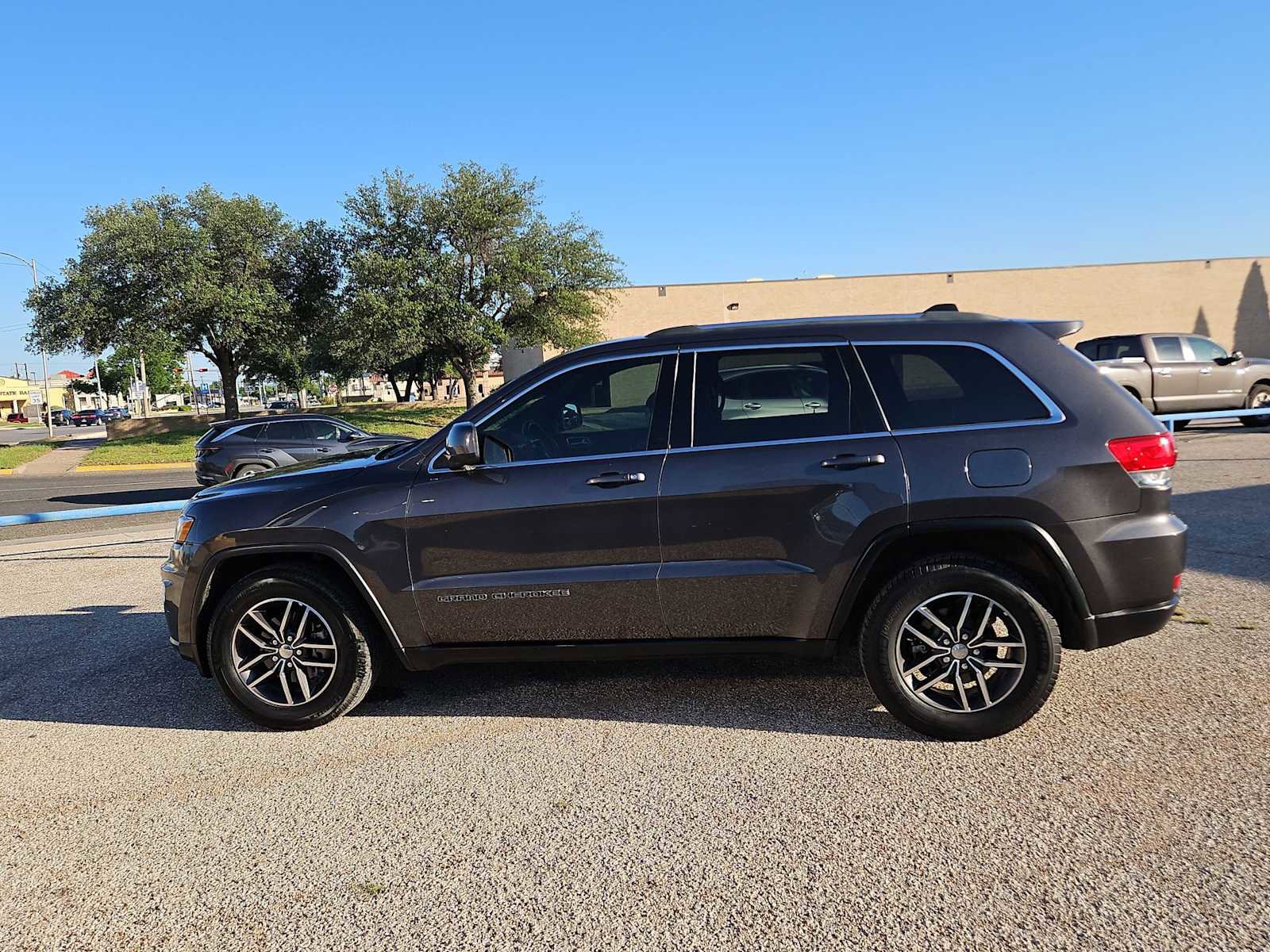 Used 2018 Jeep Grand Cherokee Laredo RWD image 5