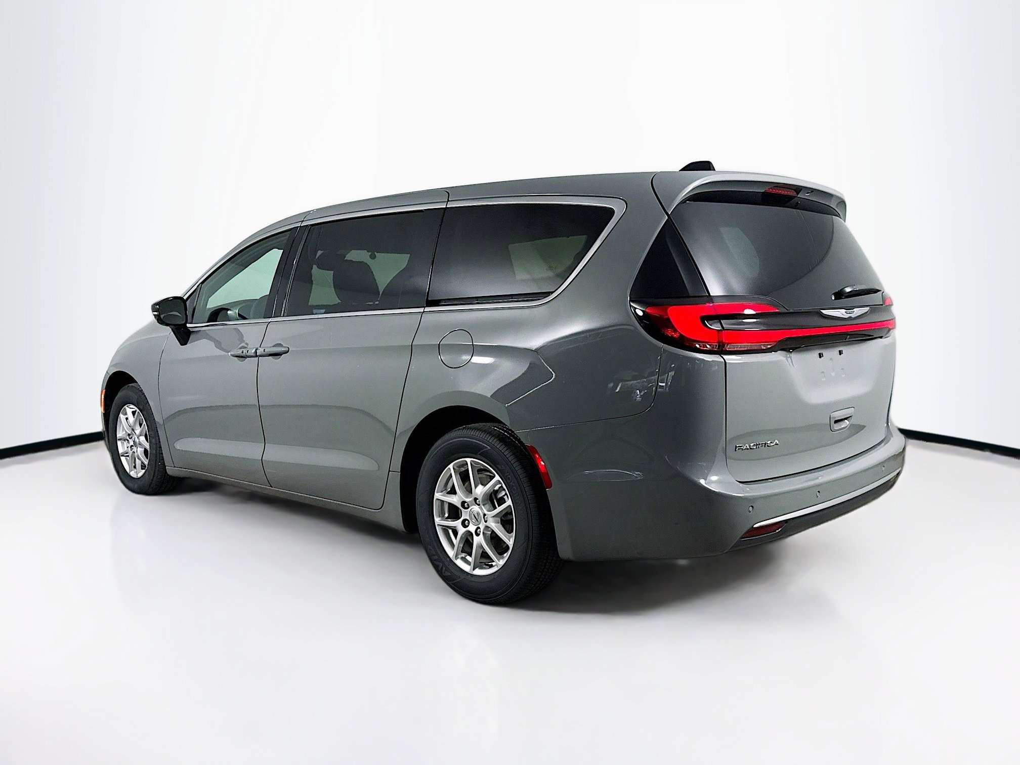 Used 2025 Chrysler Pacifica Select image 30