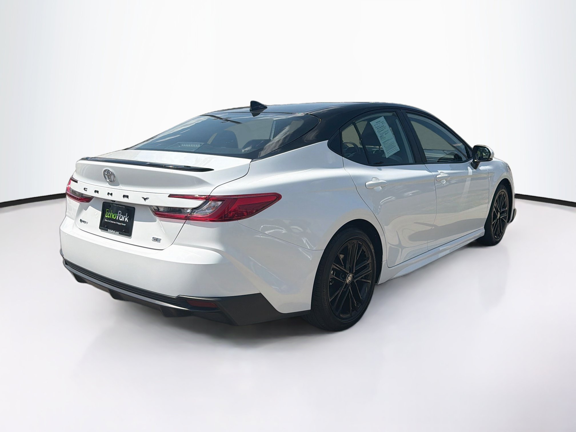 Used 2025 Toyota Camry SE FWD image 9