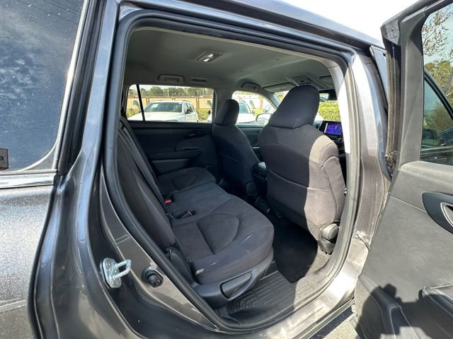 Used 2024 Toyota Highlander LE FWD image 17