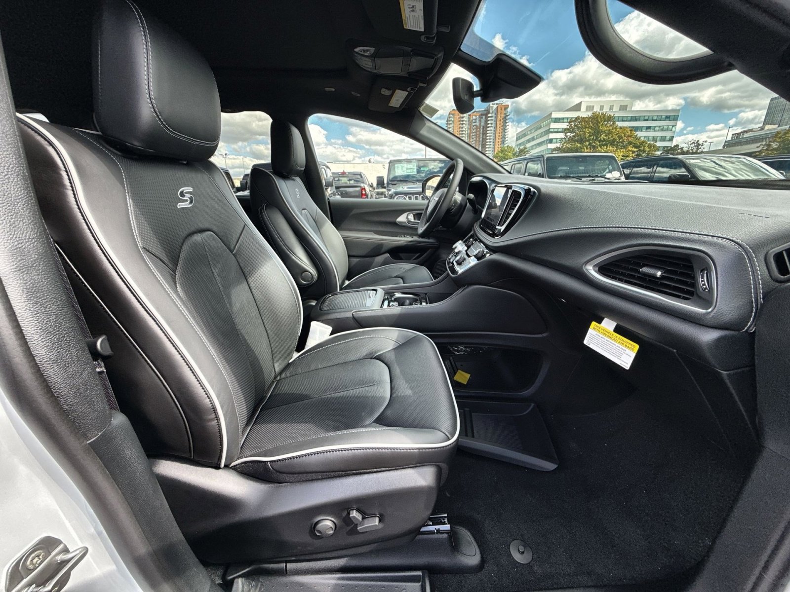 New 2026 Chrysler Pacifica Limited w/ S Appearance Package image 28