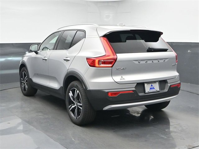 Used 2023 Volvo XC40 B5 Plus image 6