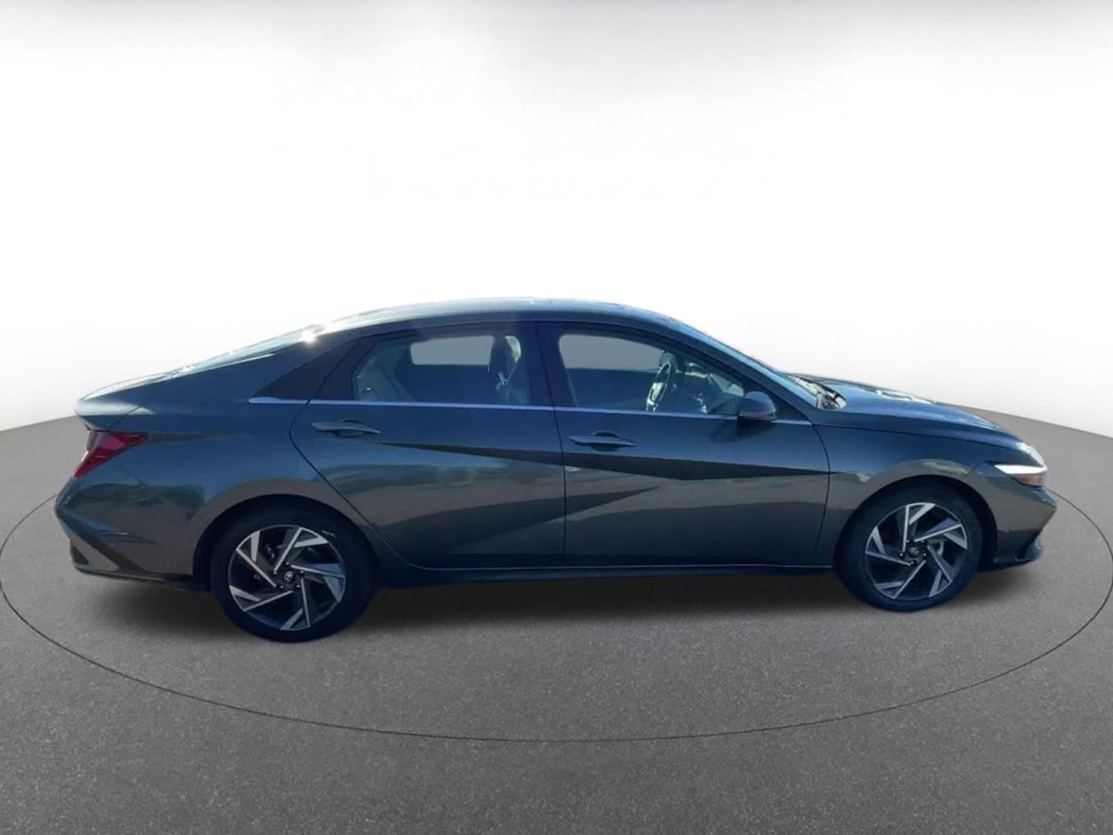 Used 2025 Hyundai Elantra Limited image 16