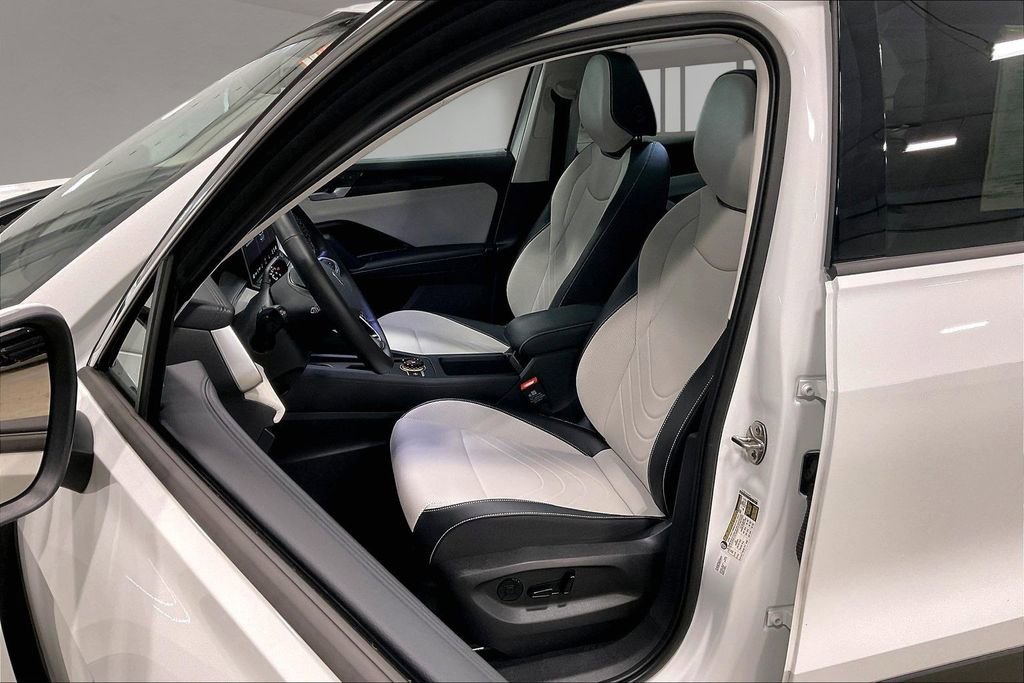 Used 2025 Volkswagen Tiguan SE AWD/4WD image 21