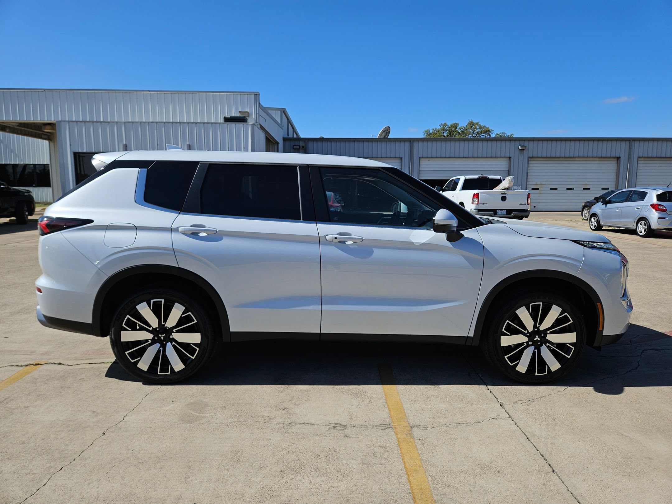 New 2026 Mitsubishi Outlander SE AWD/4WD image 6