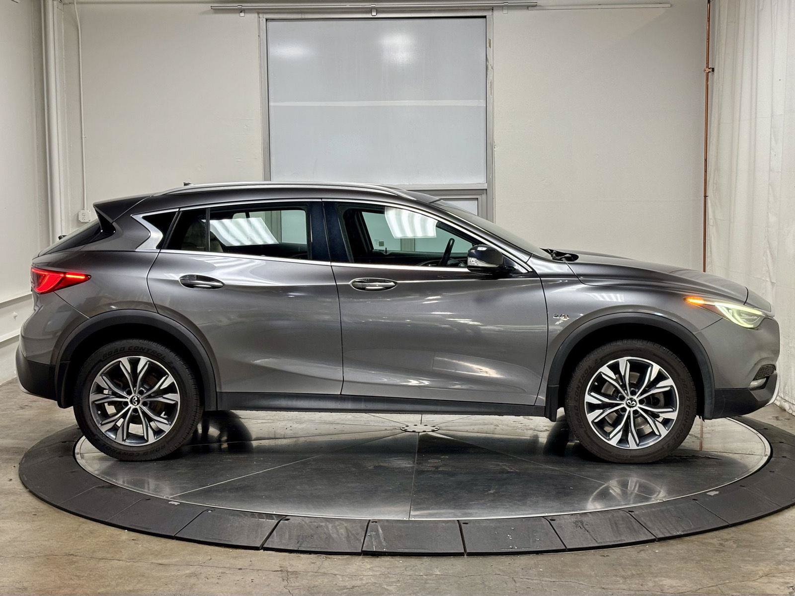 Used 2017 INFINITI QX30 Premium AWD/4WD image 11