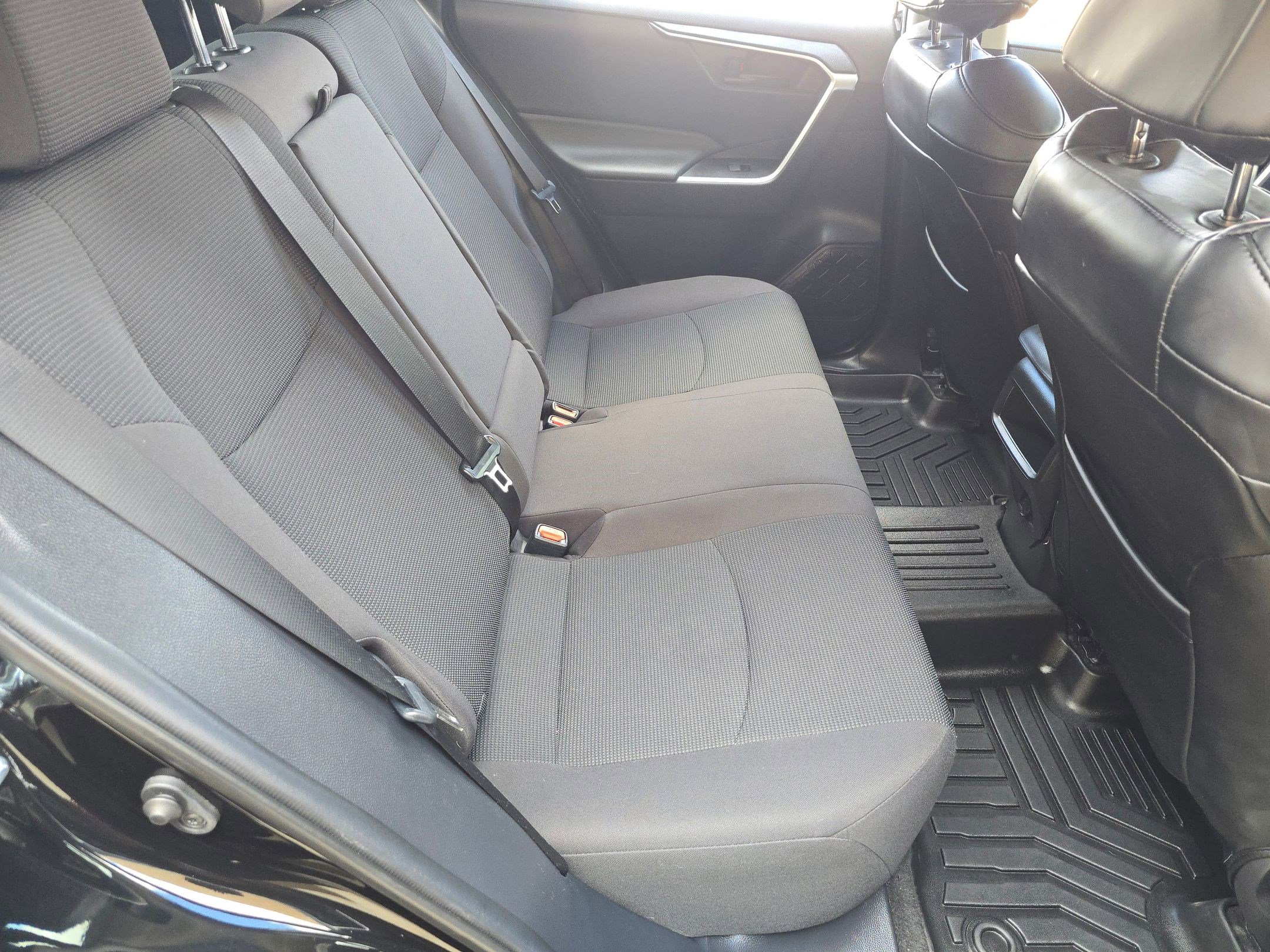 Used 2021 Toyota RAV4 LE image 28