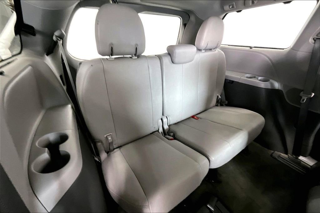 Used 2019 Toyota Sienna XLE w/ XLE Navigation Package FWD image 29