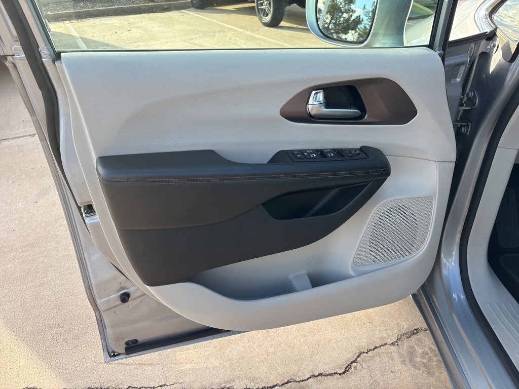 Used 2018 Chrysler Pacifica Touring-L Plus w/ Advanced Safetytec Group image 13