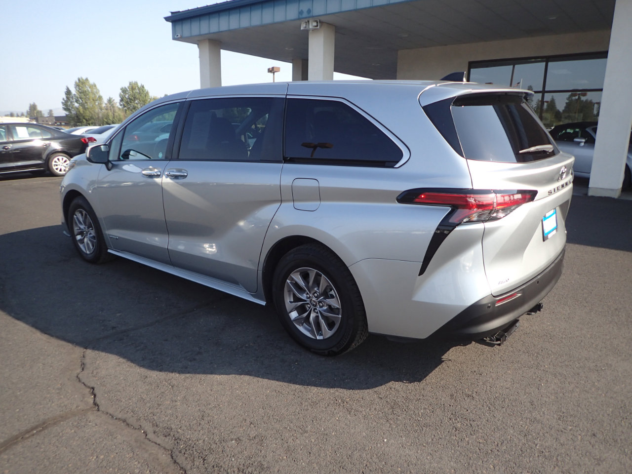 Used 2021 Toyota Sienna XLE image 3