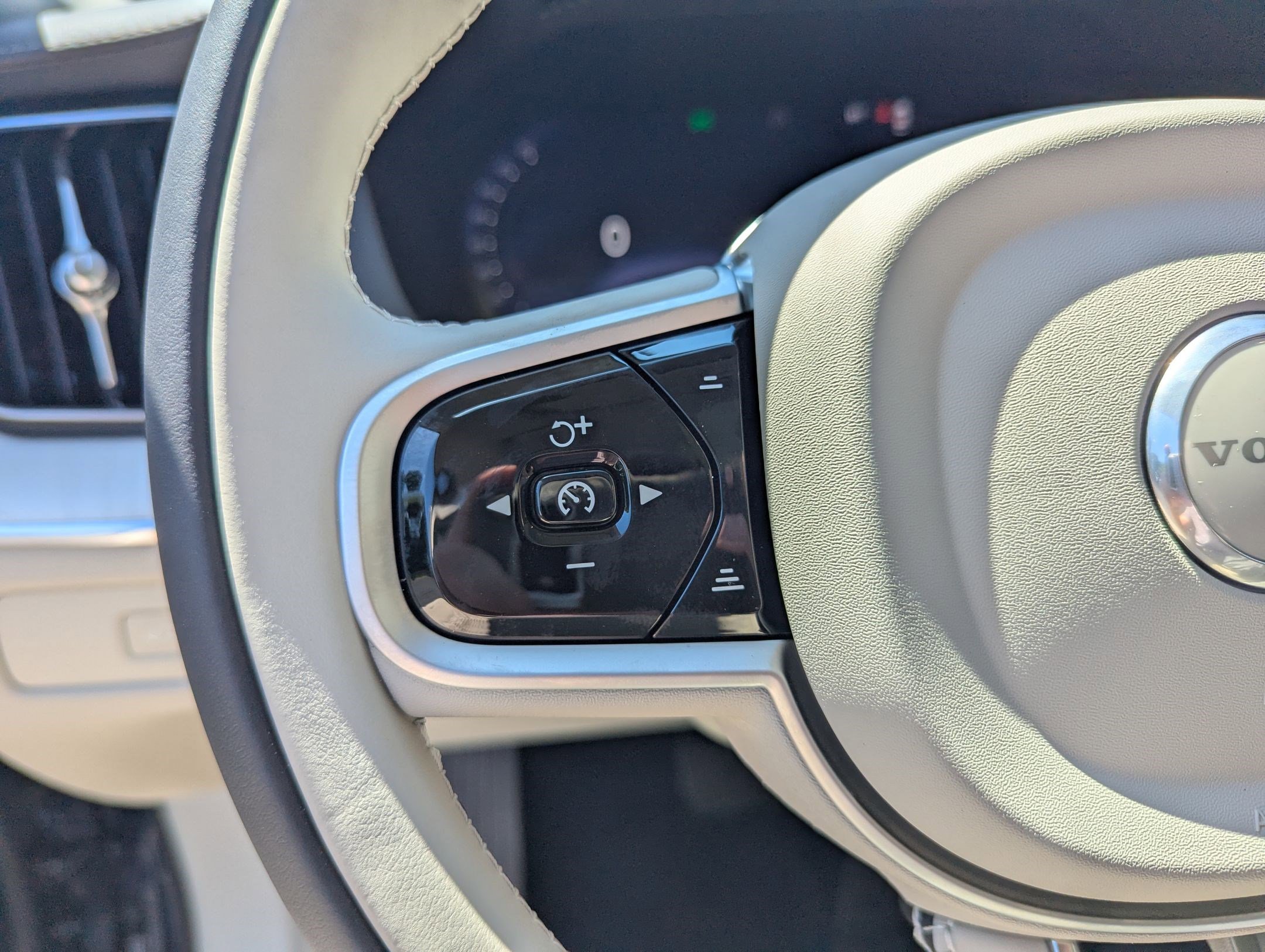 New 2026 Volvo XC60 B5 Ultra w/ Protection Package Premier image 11