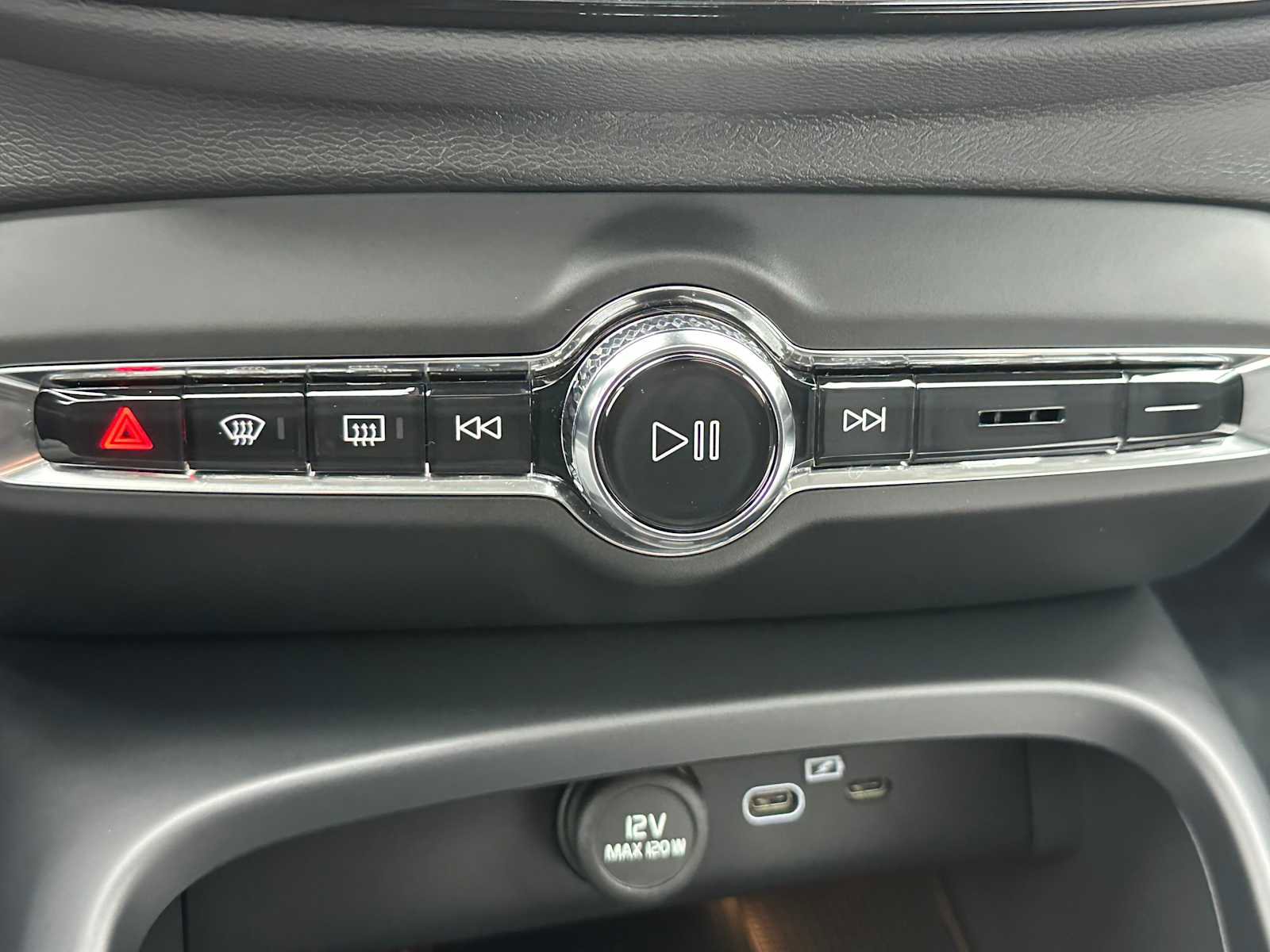 Used 2025 Volvo XC40 B5 Core w/ Protection Package Premier image 29