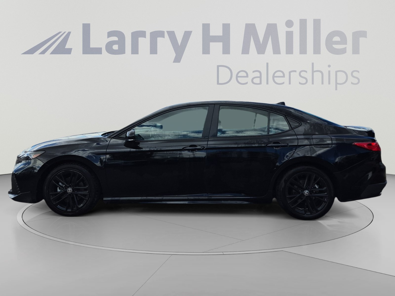 Used 2025 Toyota Camry SE FWD image 2