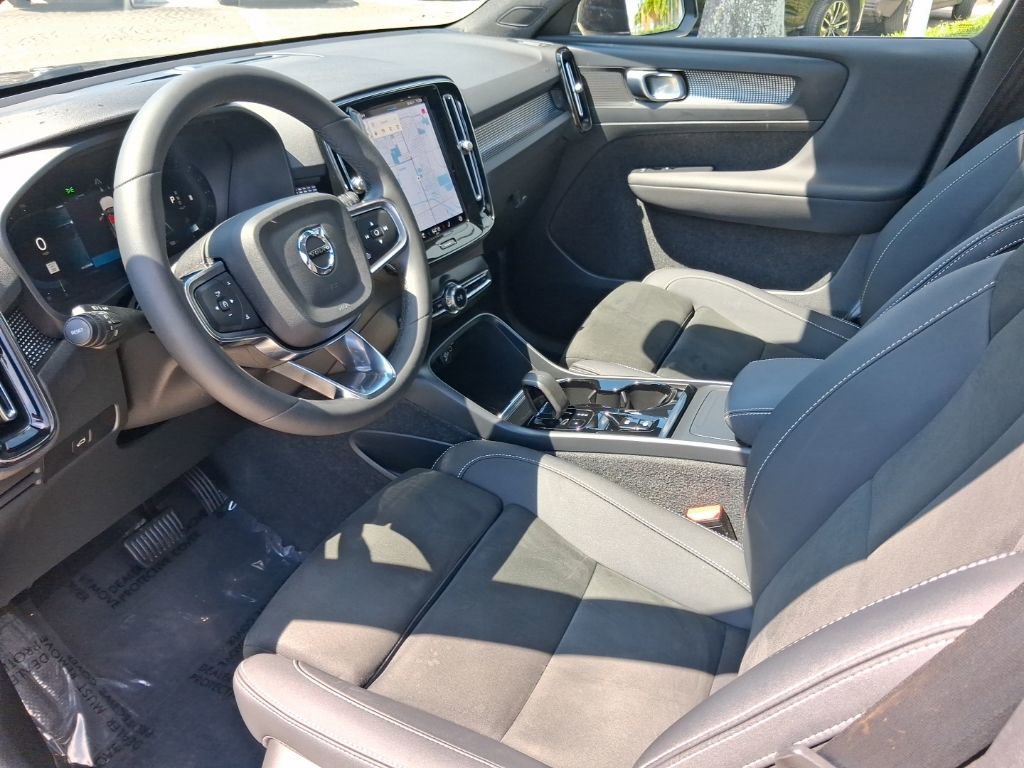 Used 2023 Volvo XC40 B5 Plus w/ Climate Package image 13