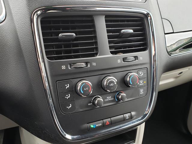 Used 2016 Dodge Grand Caravan SE image 23