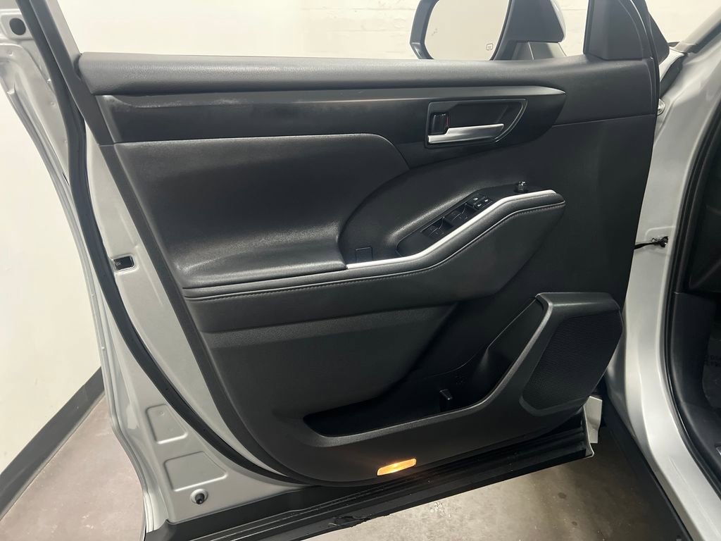 Used 2020 Toyota Highlander XLE image 11