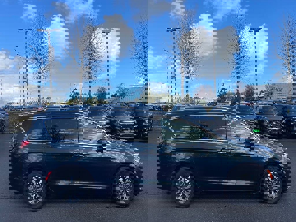 Used 2021 Chrysler Pacifica Touring-L image 2