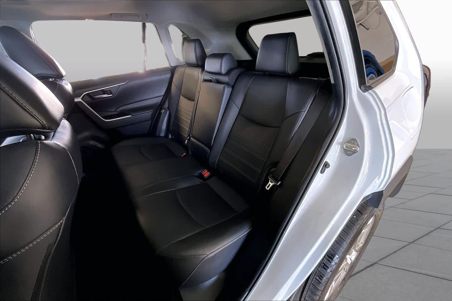 Used 2020 Toyota RAV4 XLE Premium FWD image 19