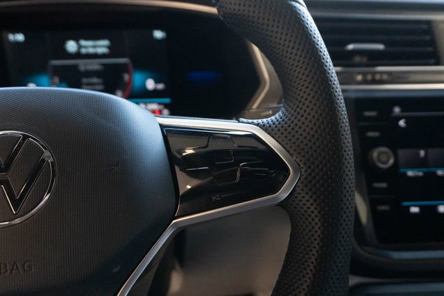 Used 2022 Volkswagen Tiguan SE R-Line image 24