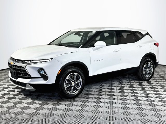 Used 2026 Chevrolet Blazer LT FWD image 4
