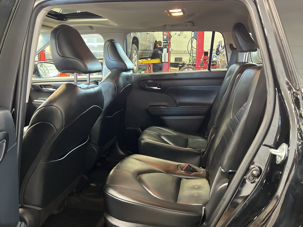 Used 2020 Toyota Highlander XLE image 34