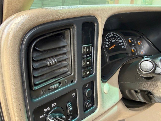 Used 2005 Chevrolet Silverado 2500 LT w/ Heavy-Duty Power Package image 12
