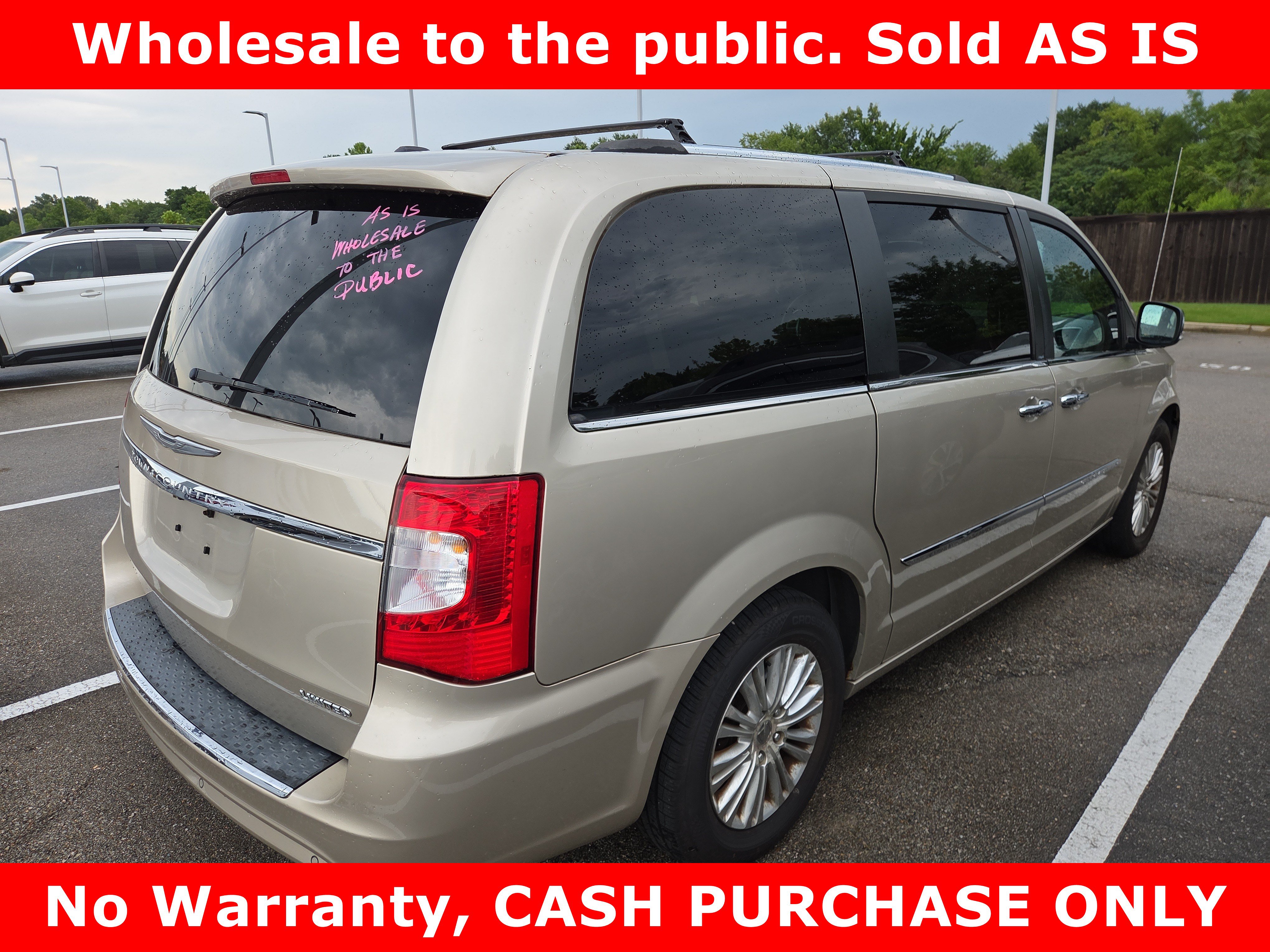 Used 2013 Chrysler Town & Country Limited FWD image 8