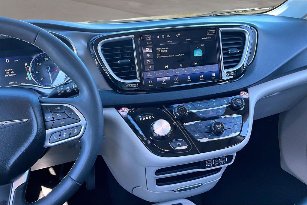 Used 2024 Chrysler Pacifica Touring-L image 9