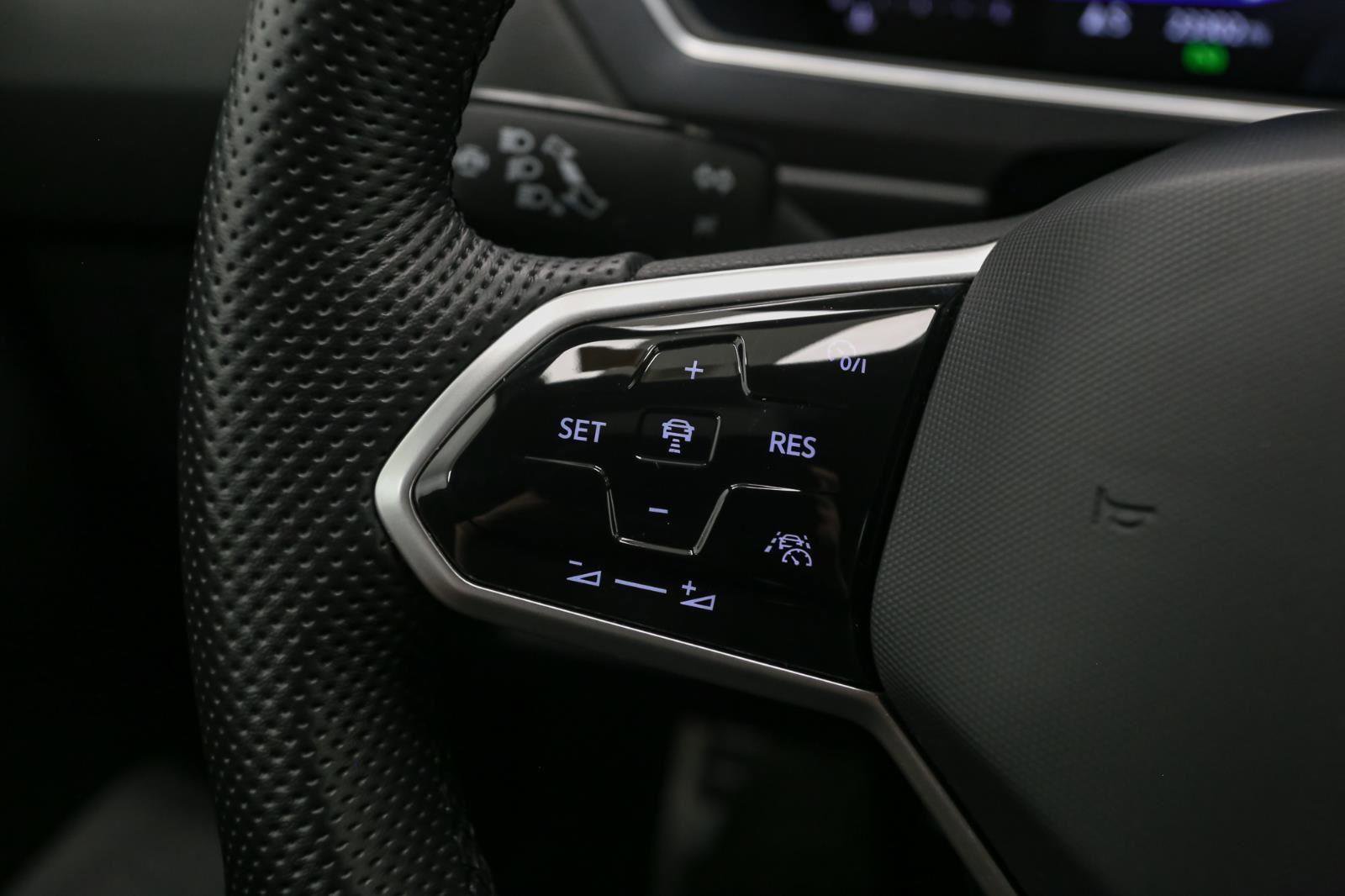 Certified 2023 Volkswagen Tiguan SE R-Line image 40