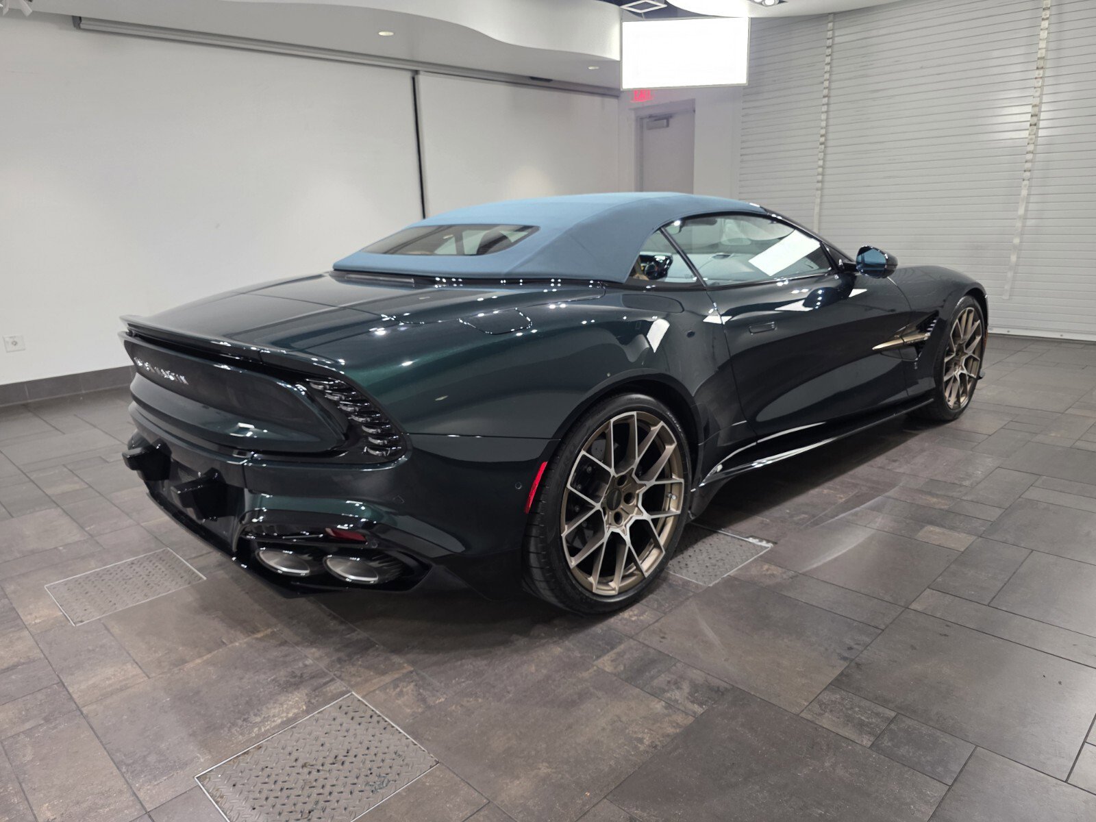 Used 2026 Aston Martin Vanquish Convertible image 25