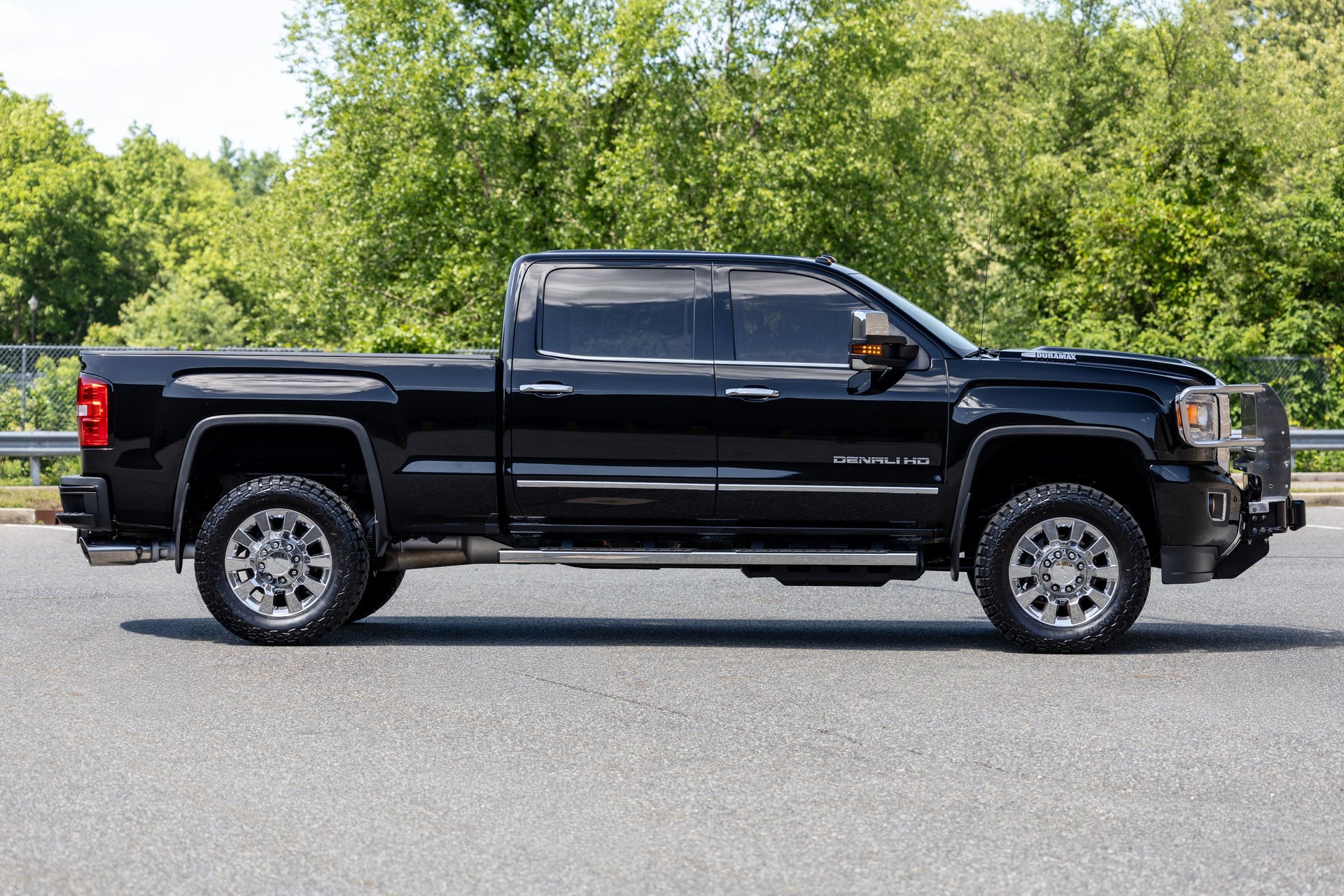 Used 2017 GMC Sierra 2500 Denali w/ Duramax Plus Package AWD/4WD image 17