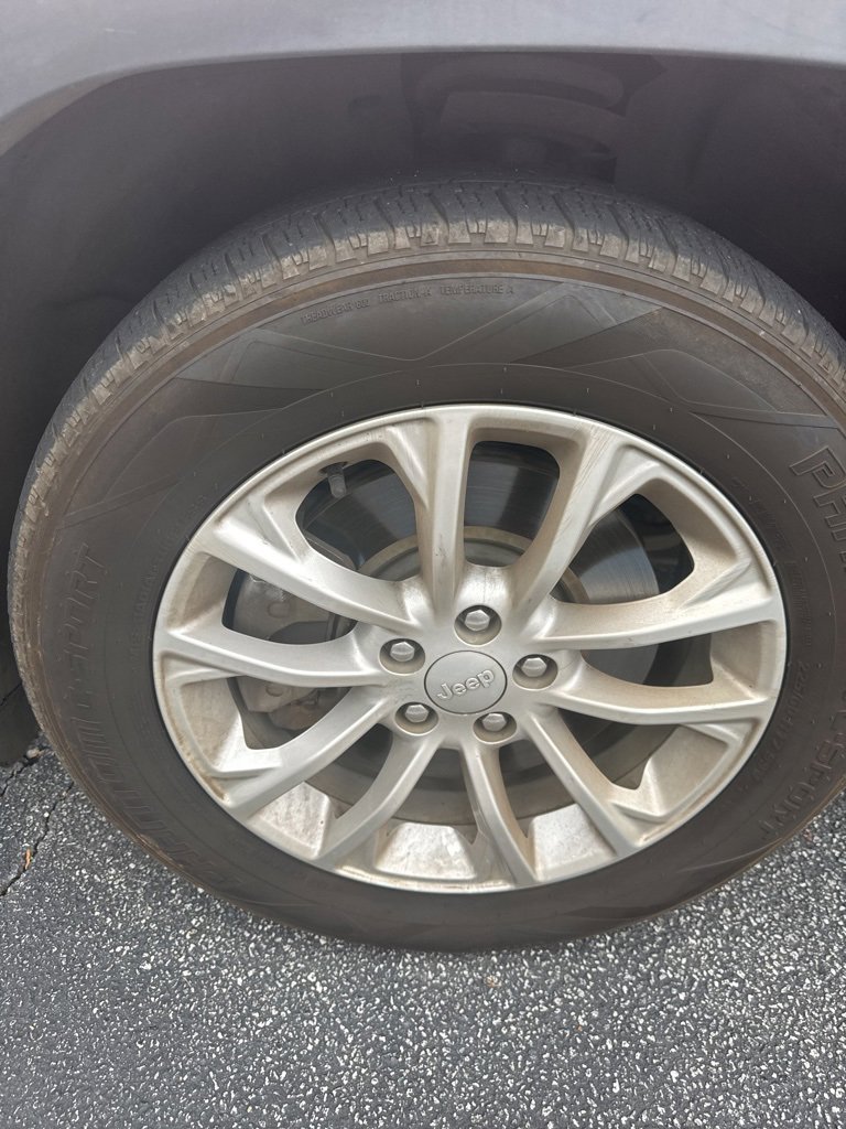 Used 2019 Jeep Cherokee Latitude w/ Popular Appearance Group image 3