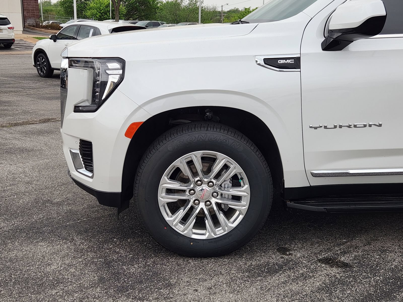 Used 2024 GMC Yukon SLT AWD/4WD image 9