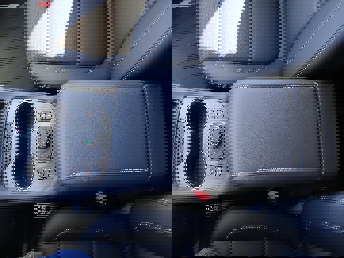 Used 2023 GMC Acadia SLT w/ Preferred Package image 34