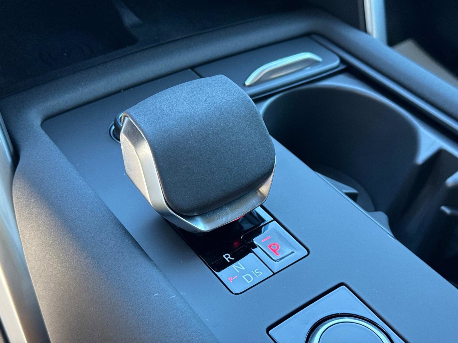 Certified 2025 Land Rover Discovery Dynamic SE image 25