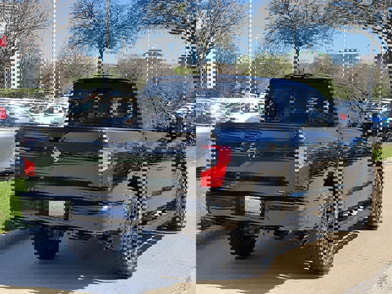 Used 2024 Nissan Titan SV w/ SV Convenience Package image 4