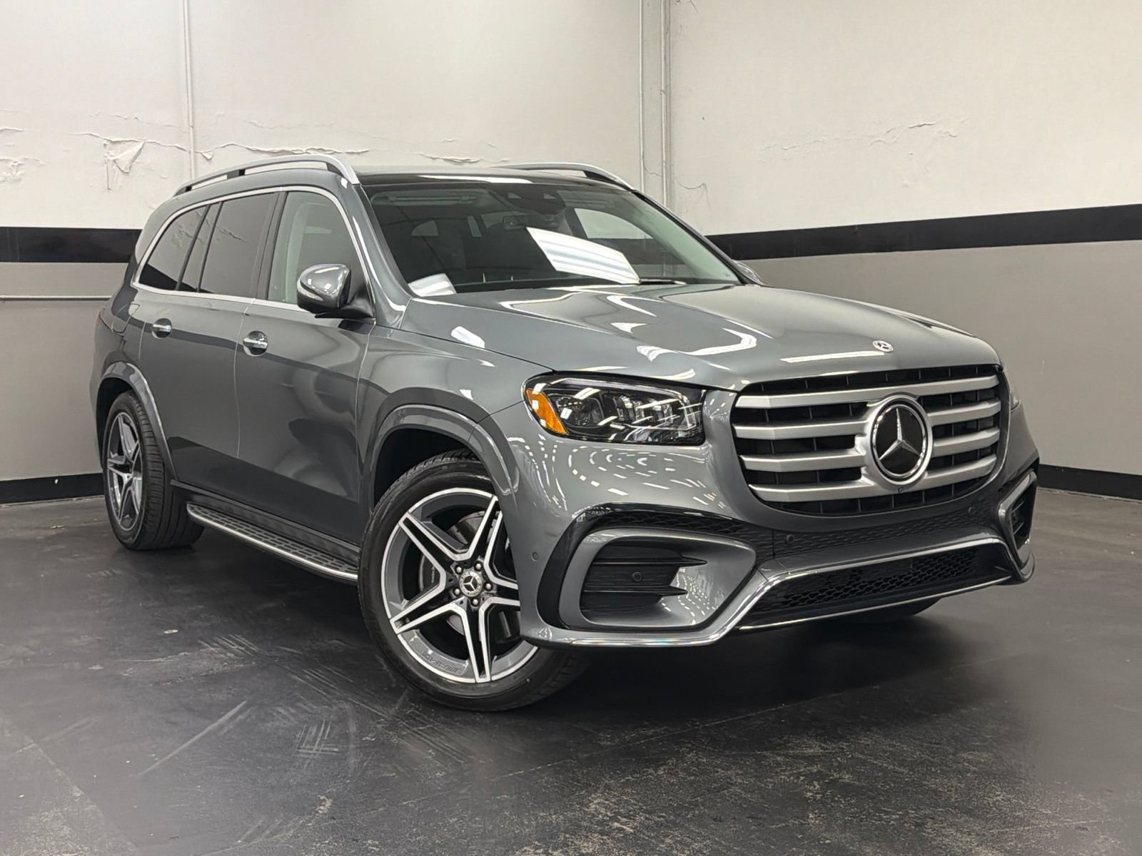 Used 2026 Mercedes-Benz GLS 450 4MATIC w/ AMG Line Exterior image 2