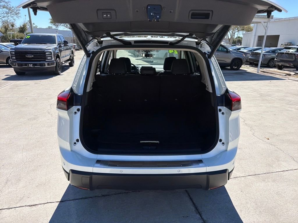 Used 2024 Nissan Rogue SV w/ SV Premium Package image 34