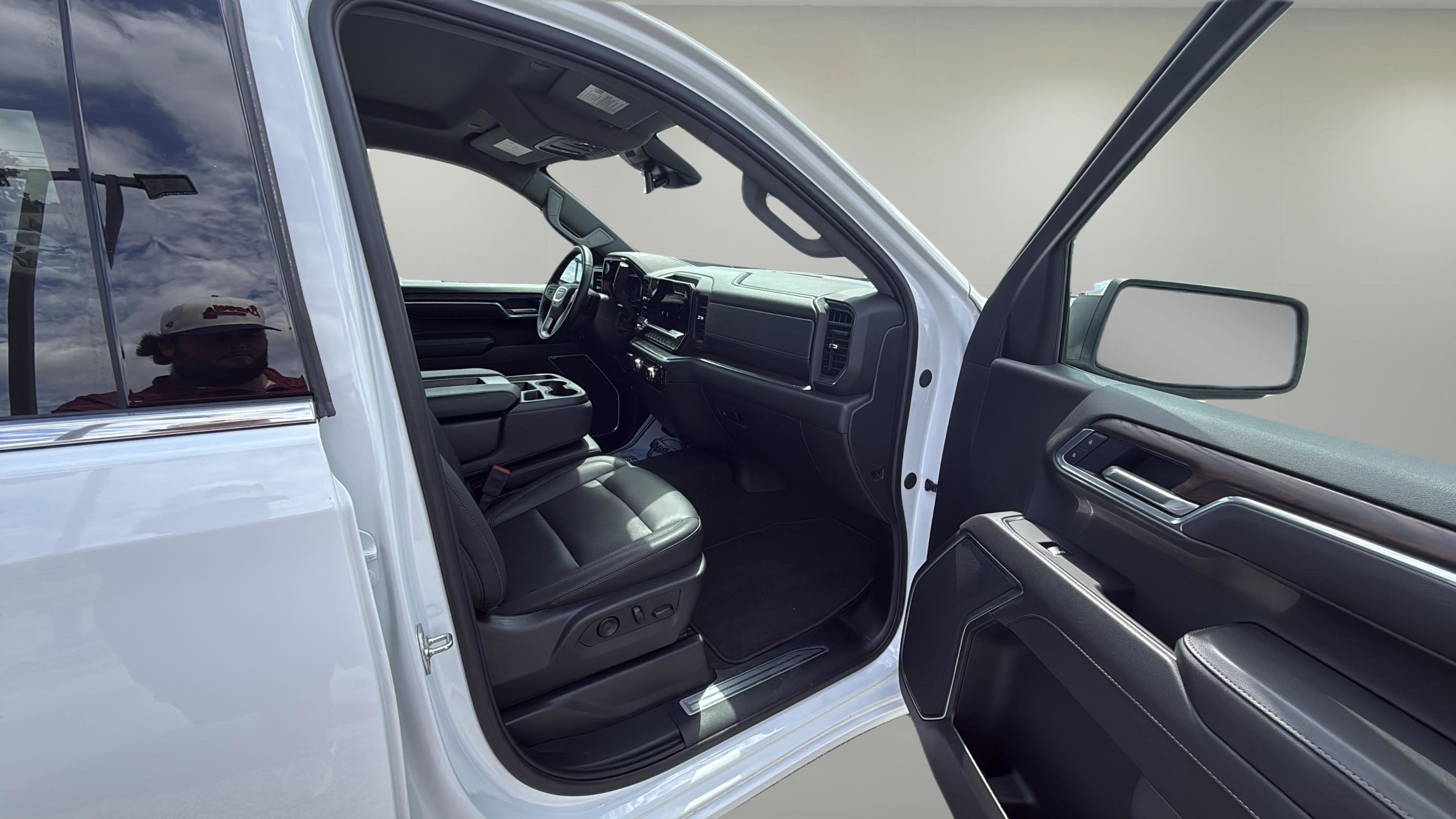 Used 2025 GMC Sierra 1500 SLT AWD/4WD image 14
