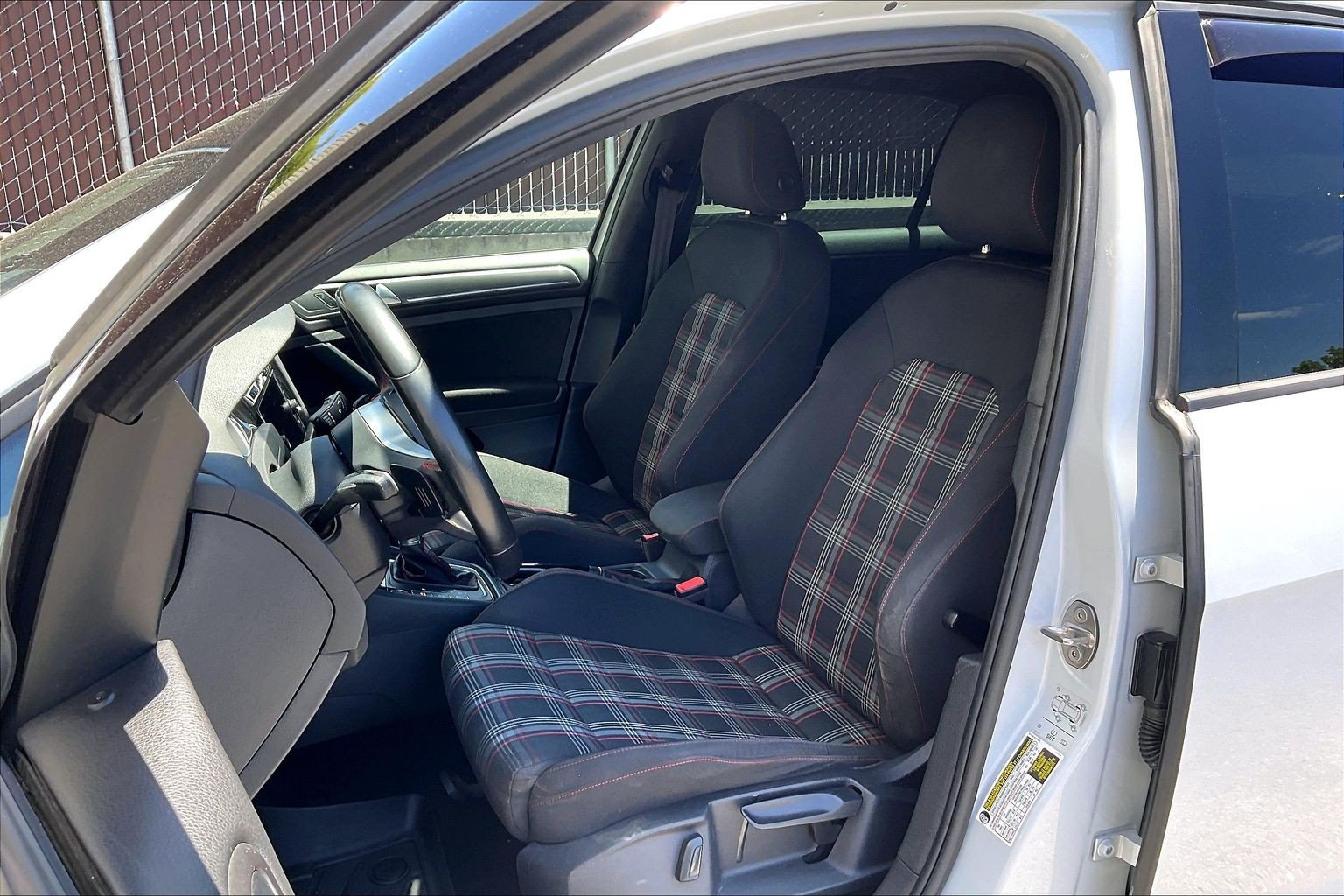 Used 2018 Volkswagen GTI SE FWD image 23