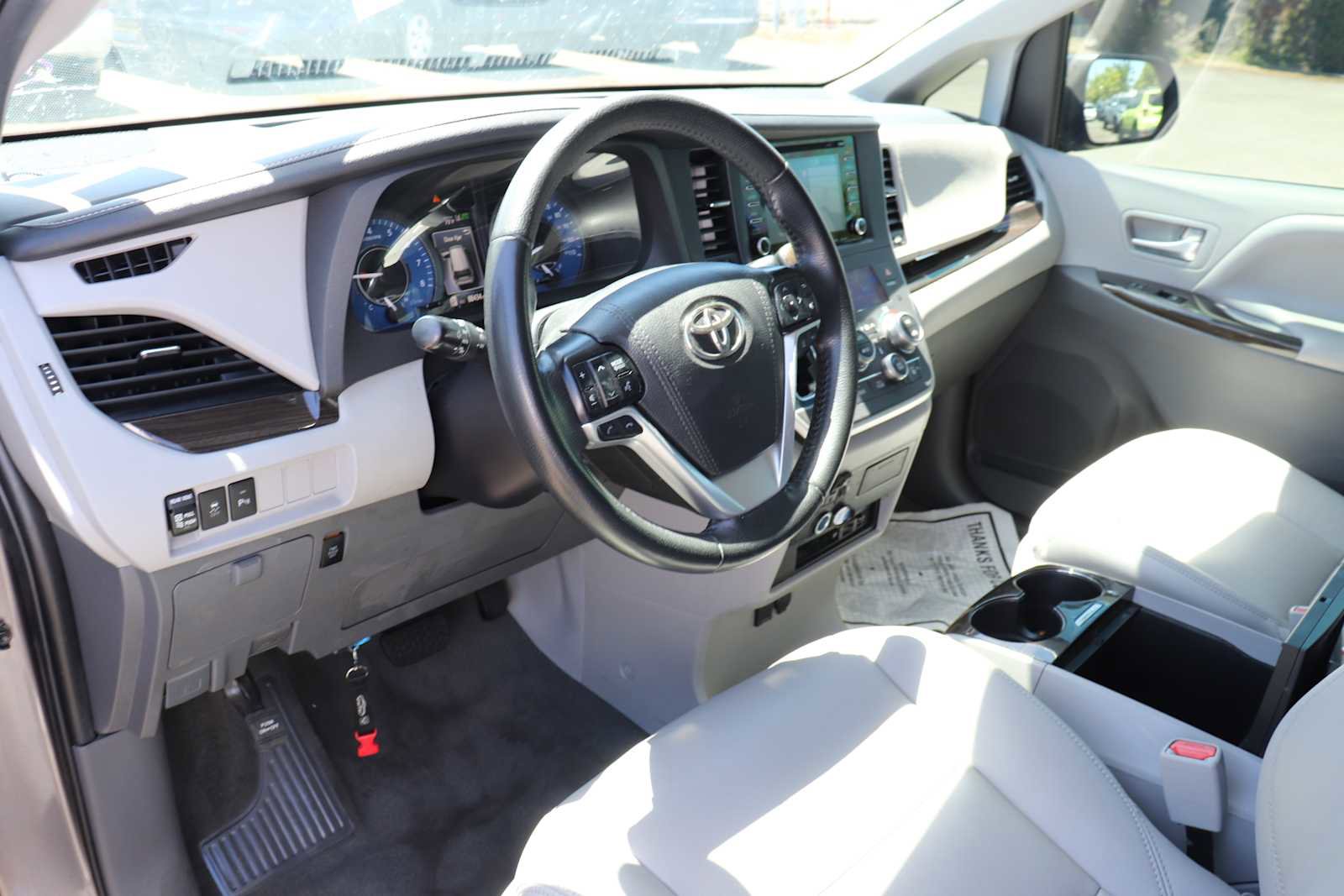 Used 2020 Toyota Sienna XLE Premium w/ Carpet Mat Package FWD image 10