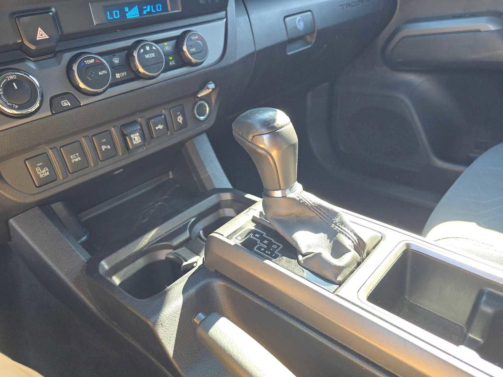 Used 2022 Toyota Tacoma TRD Off-Road image 33