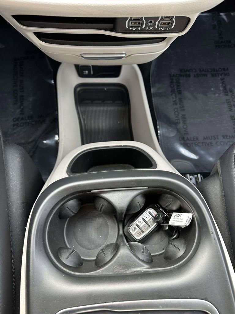 Used 2024 Chrysler Pacifica Touring-L image 20