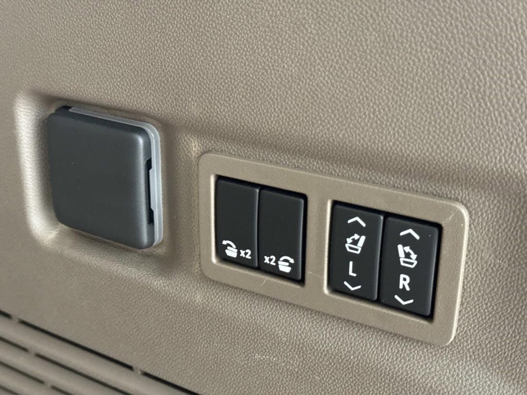 Used 2023 GMC Yukon XL Denali image 7