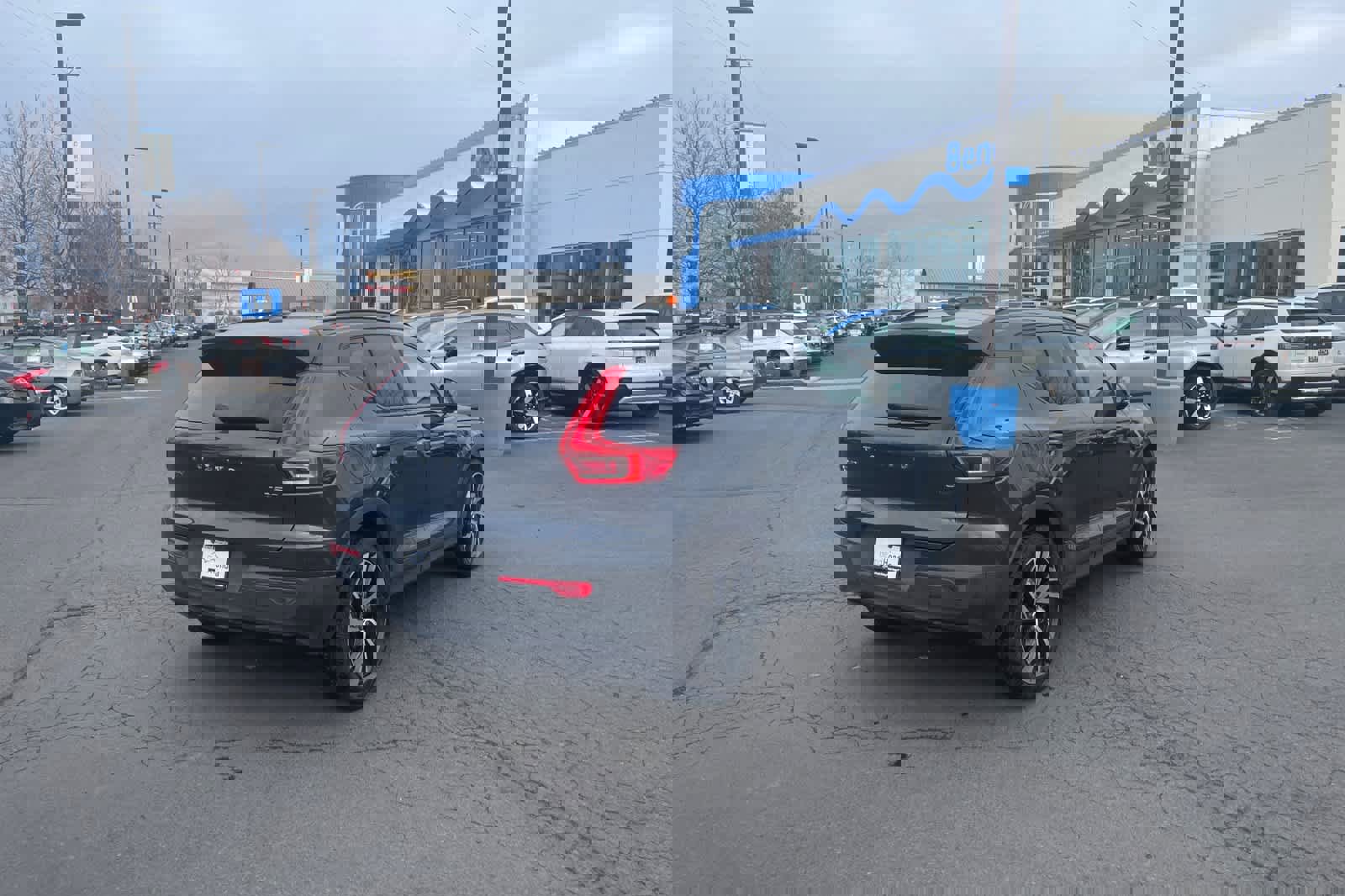 Used 2022 Volvo XC40 T5 R-Design w/ Advanced Package image 2