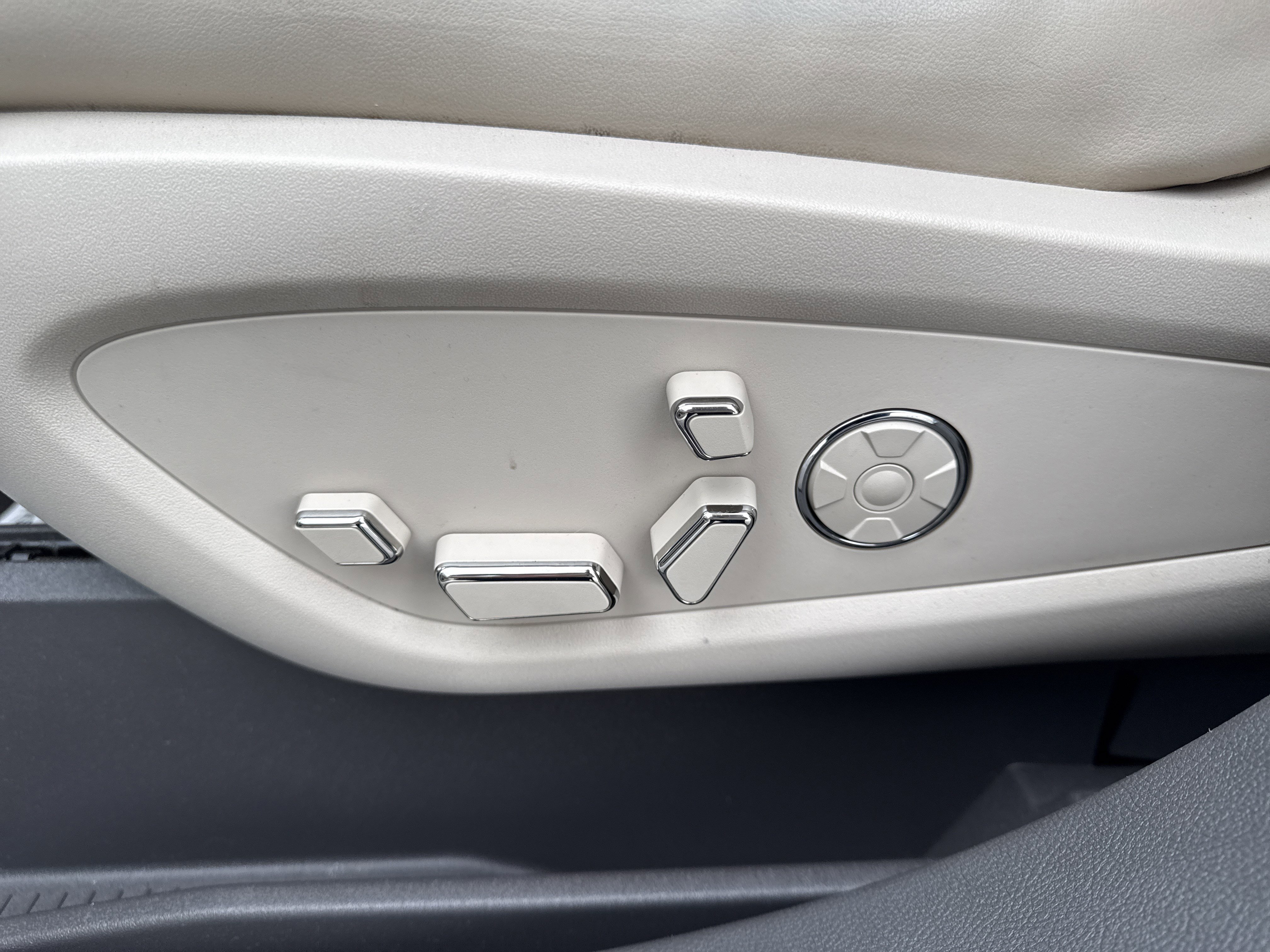 Used 2020 Lincoln Nautilus Reserve w/ Equipment Group 201A image 14