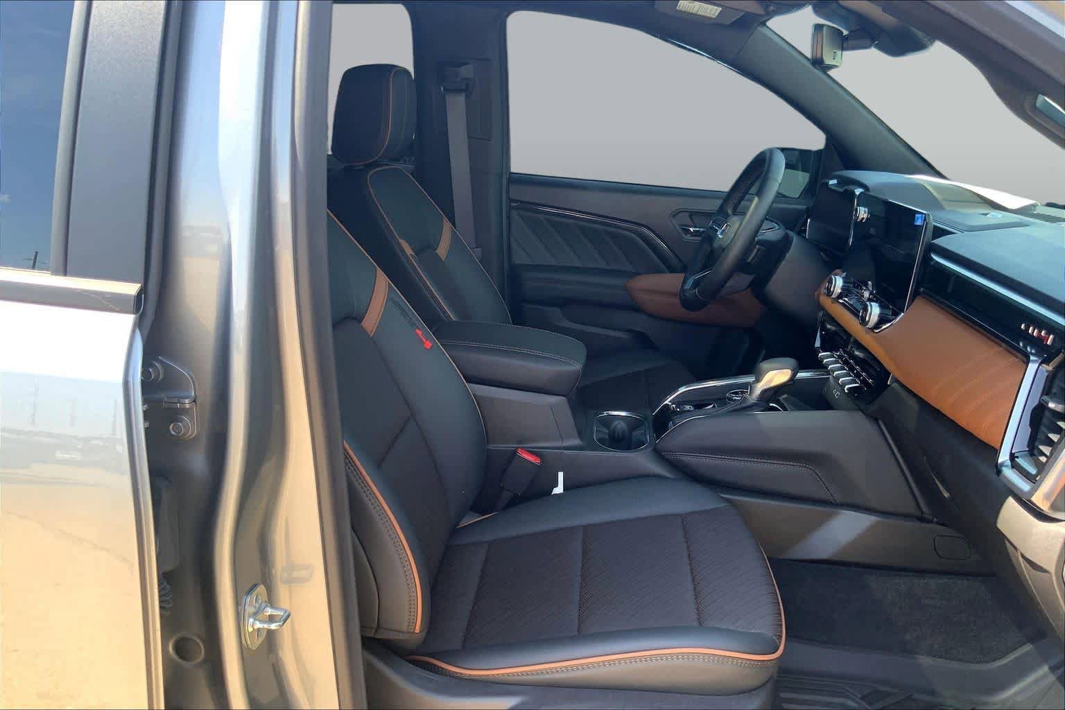 Used 2025 GMC Canyon AT4 w/ Technology Plus Package AWD/4WD image 9