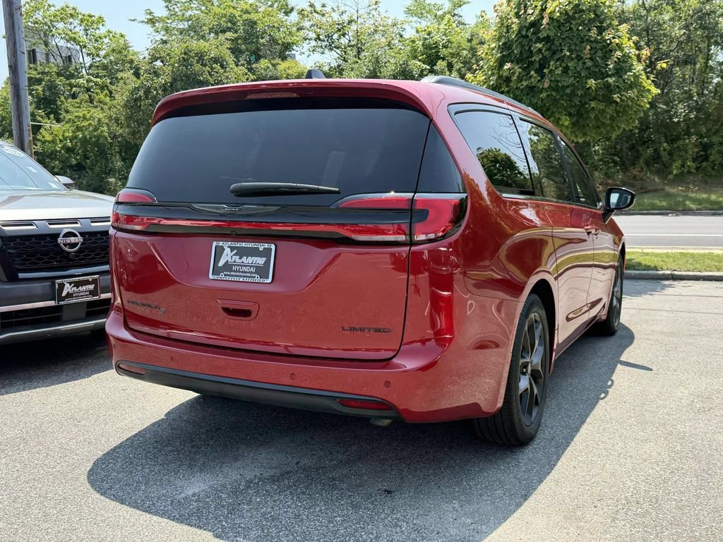 Used 2025 Chrysler Pacifica Limited FWD image 6