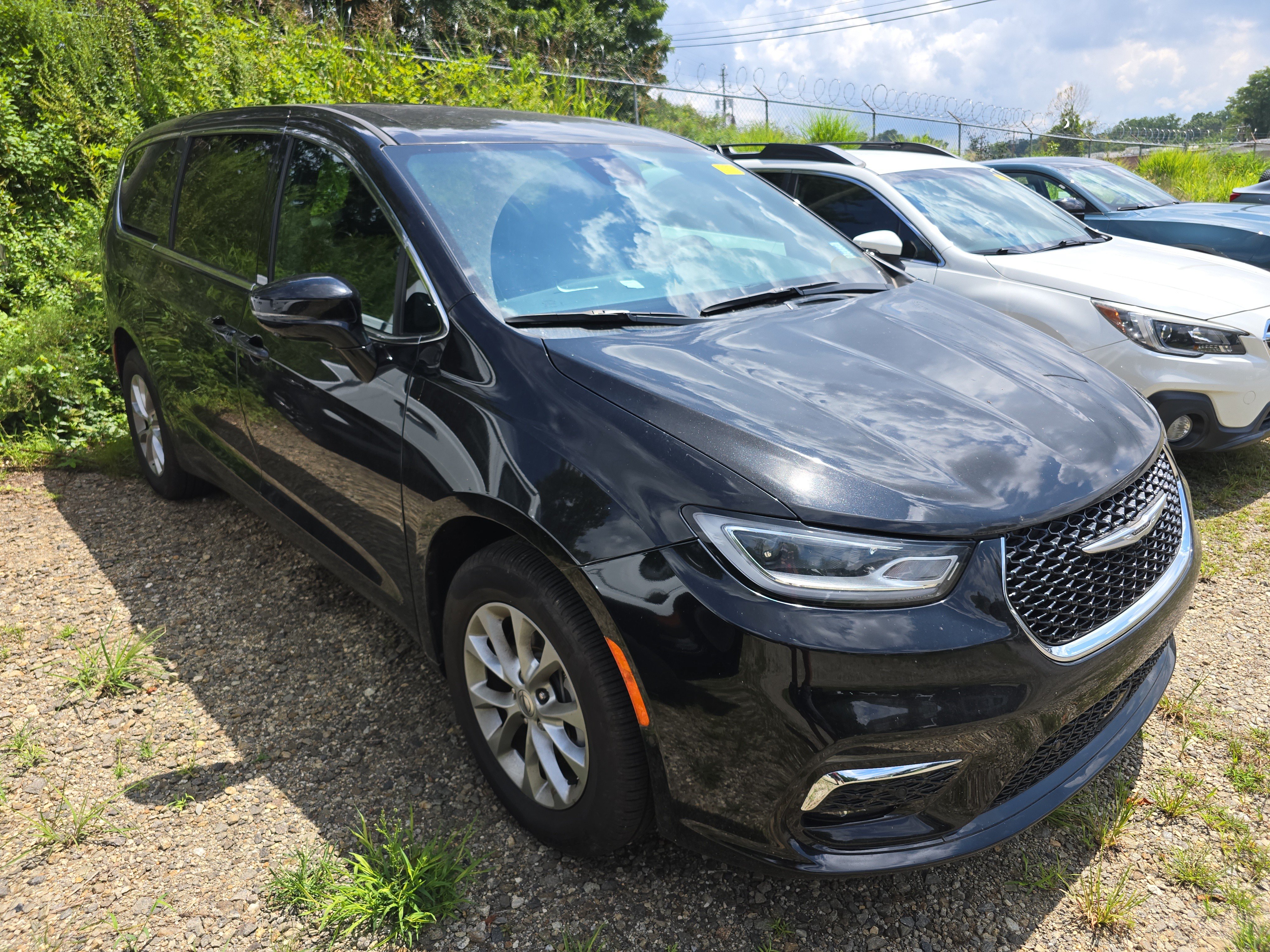 Used 2025 Chrysler Pacifica Select AWD/4WD image 1