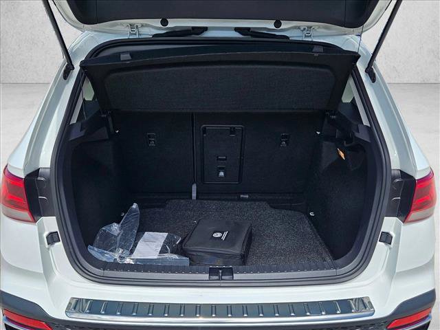 Used 2023 Volkswagen Taos SE w/ Panoramic Sunroof Package FWD image 7